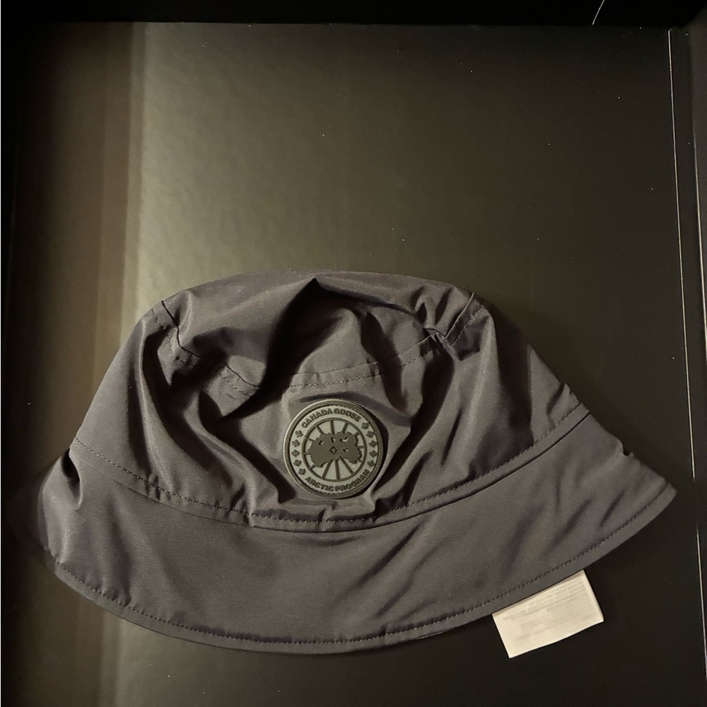 NWT Canada Goose Horizon Reversible Black and White Bucket Hat